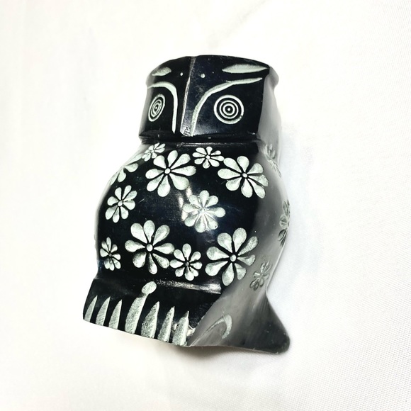 Figurine OWL Carved Black 4" Soapstone Owl Flower Design made in India - Picture 8 of 8